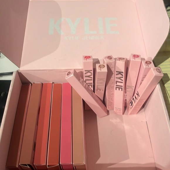 Kylie Cosmetics LOT OF 13 NWT lip kits/lip kits/gloss/etc - Picture 2 of 16